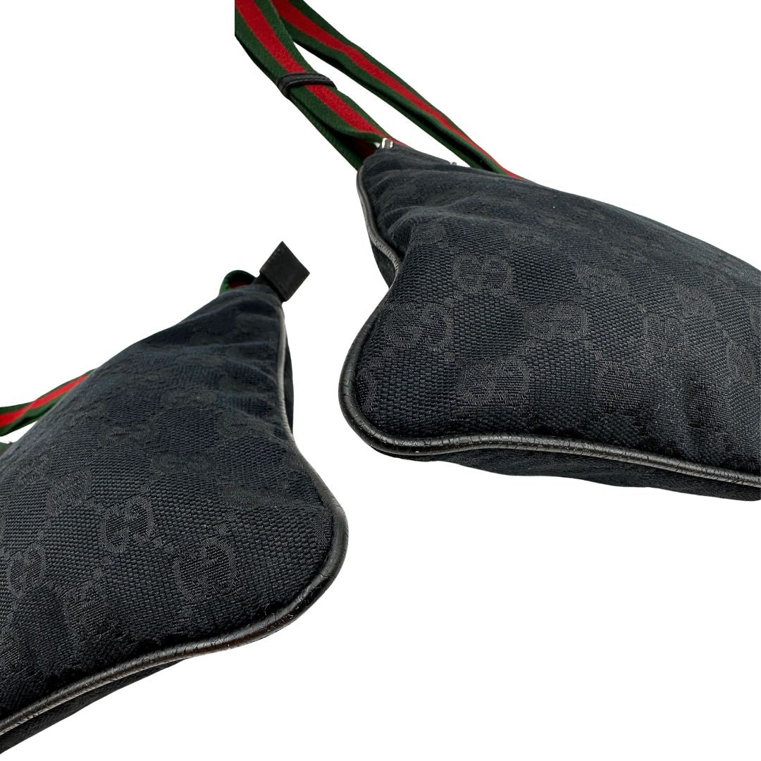 Angoli di una borsa Gucci GG con tracolla Web regolabile e finiture in pelle nere, usata, originale, second hand, in ottime condizioni.