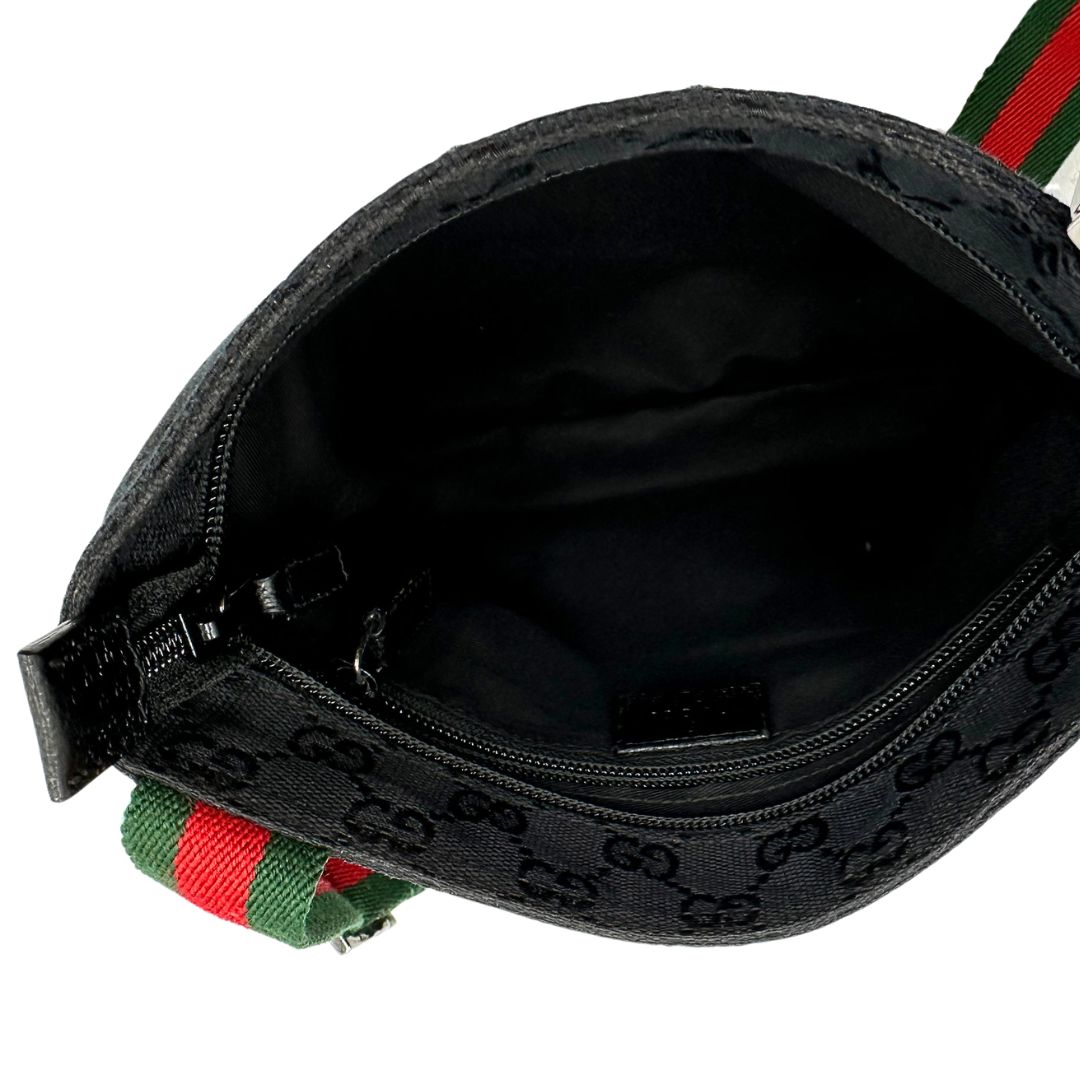 Interno di una borsa Gucci GG con tracolla Web regolabile e finiture in pelle nere, usata, originale, second hand, in ottime condizioni.