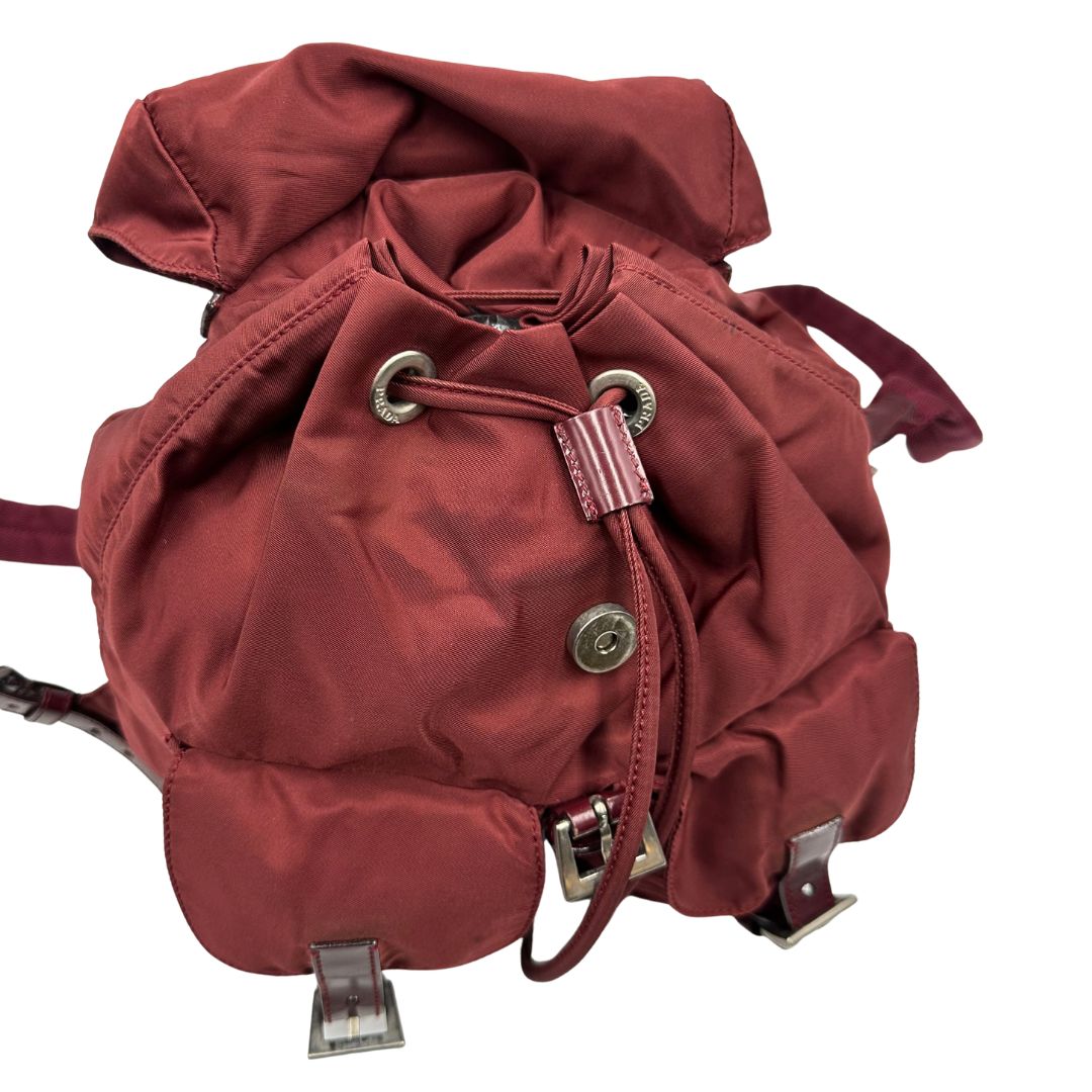 Chiusura, Leggero zaino Prada in tessuto nylon bordeaux e finiture in pelle tono su tono. Originale, usato, di lusso, in ottime condizioni.