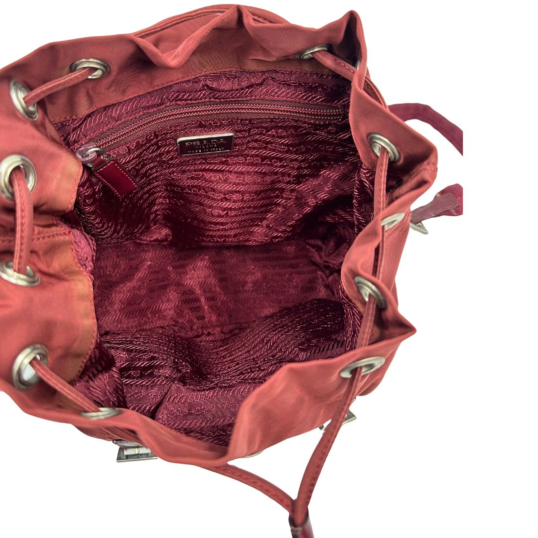 Interno, Leggero zaino Prada in tessuto nylon bordeaux e finiture in pelle tono su tono. Originale, usato, di lusso, in ottime condizioni.
