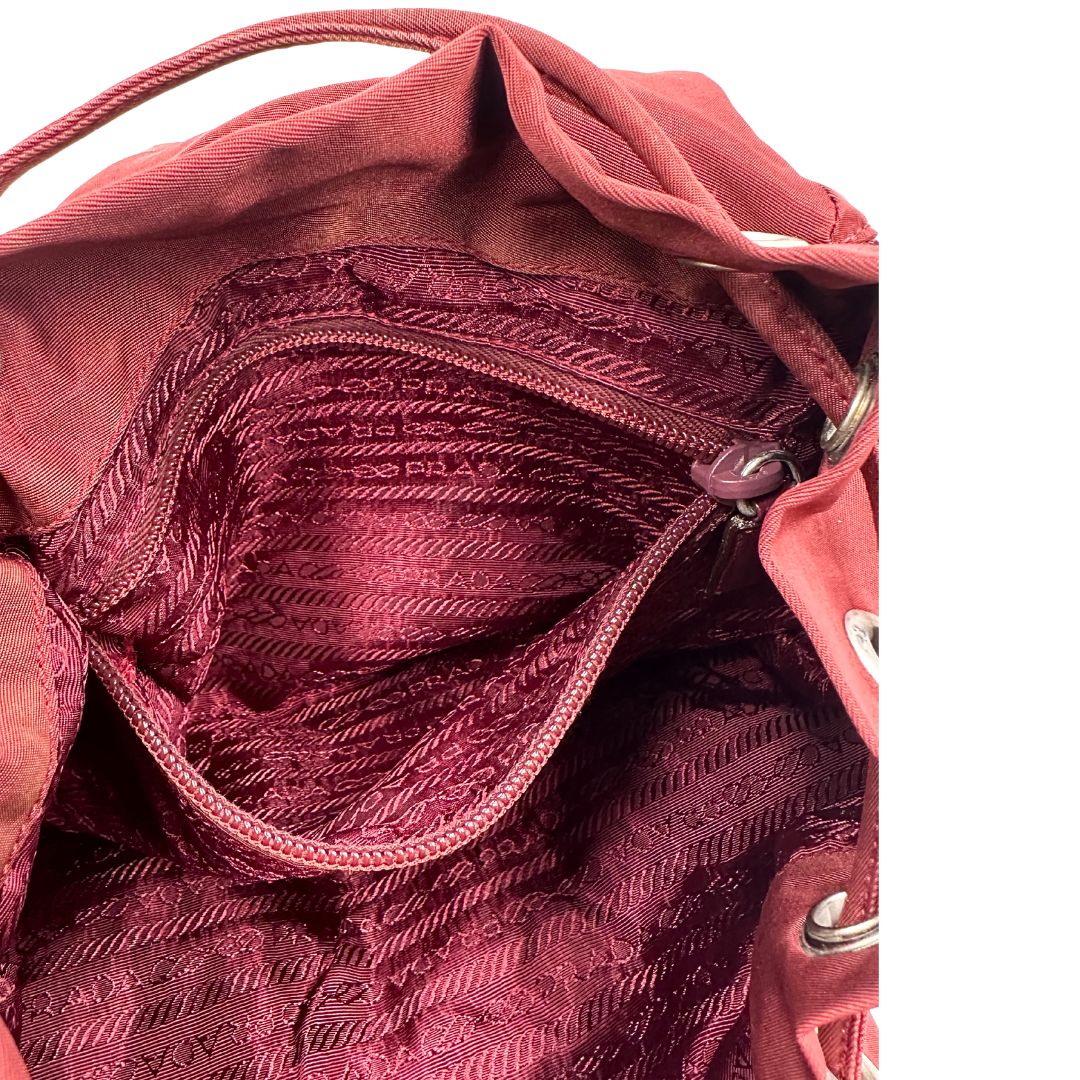 Tasca interna,  Leggero zaino Prada in tessuto nylon bordeaux e finiture in pelle tono su tono. Originale, usato, di lusso, in ottime condizioni.