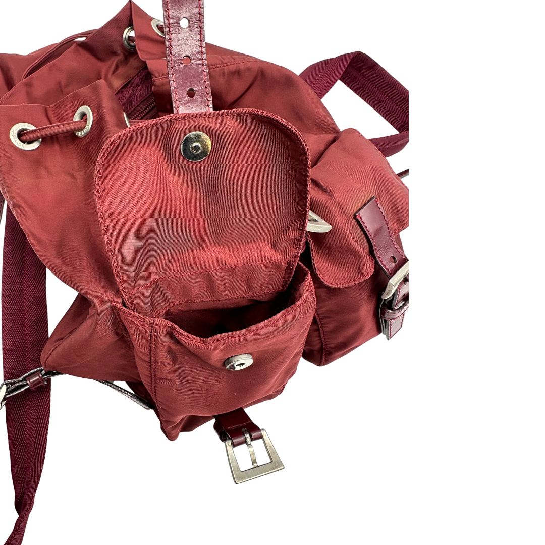 Tasca esterna, Leggero zaino Prada in tessuto nylon bordeaux e finiture in pelle tono su tono. Originale, usato, di lusso, in ottime condizioni.