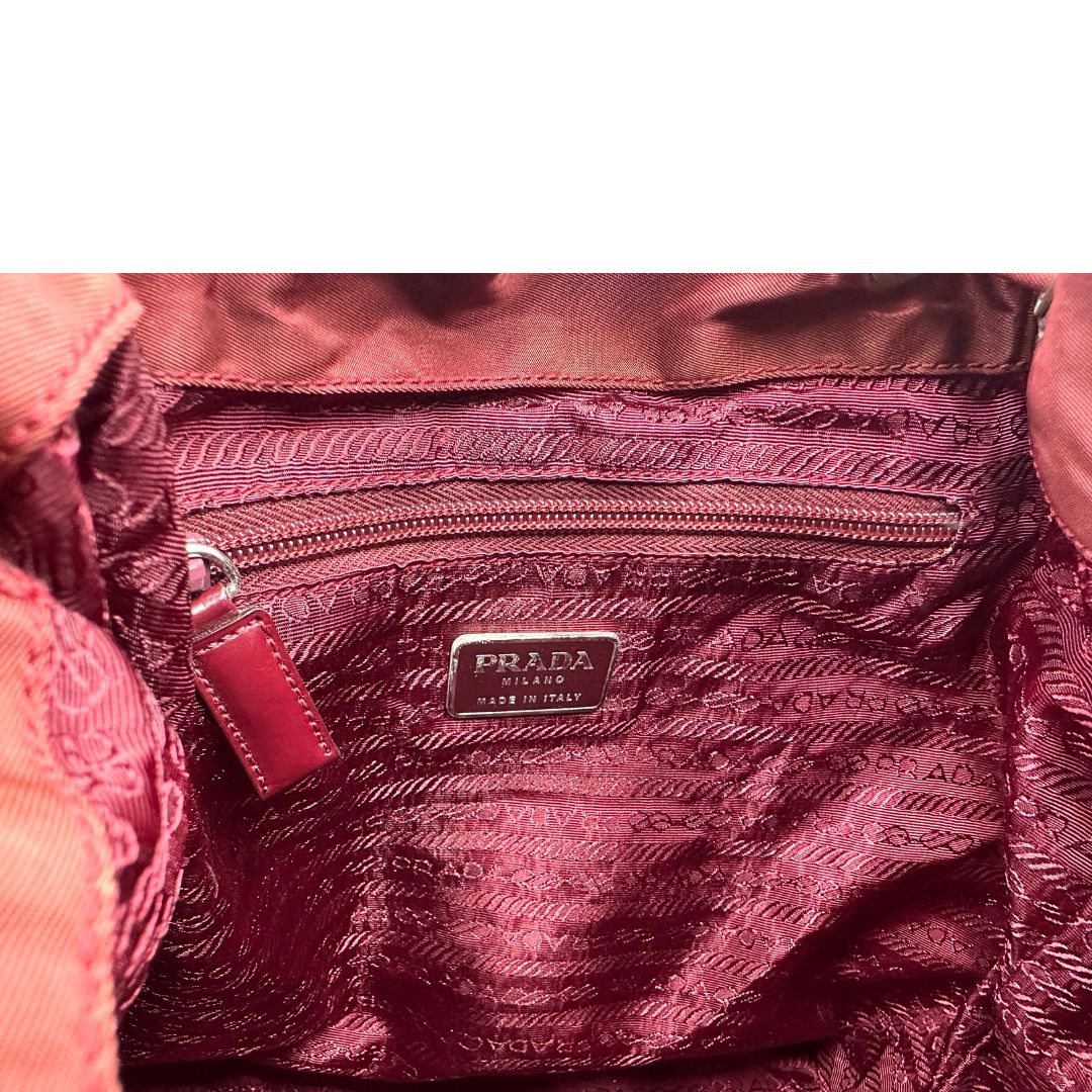 Interno, Leggero zaino Prada in tessuto nylon bordeaux e finiture in pelle tono su tono. Originale, usato, di lusso, in ottime condizioni.