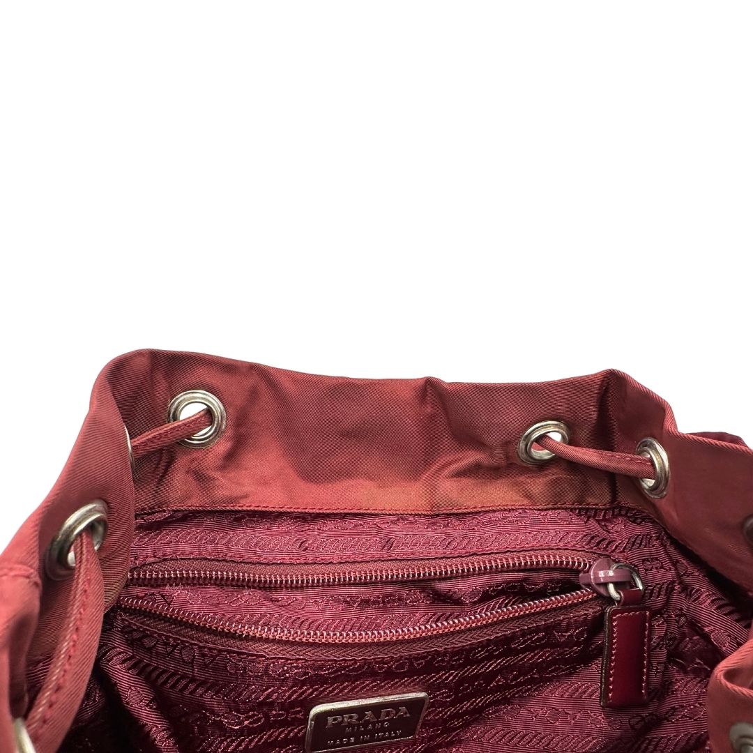 Interno, Leggero zaino Prada in tessuto nylon bordeaux e finiture in pelle tono su tono. Originale, usato, di lusso, in ottime condizioni.