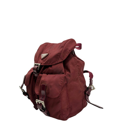 Lato sinistro, Leggero zaino Prada in tessuto nylon bordeaux e finiture in pelle tono su tono. Originale, usato, di lusso, in ottime condizioni.