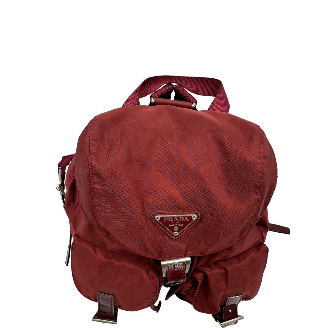 Leggero zaino Prada in tessuto nylon bordeaux e finiture in pelle tono su tono. Originale, usato, di lusso, in ottime condizioni.