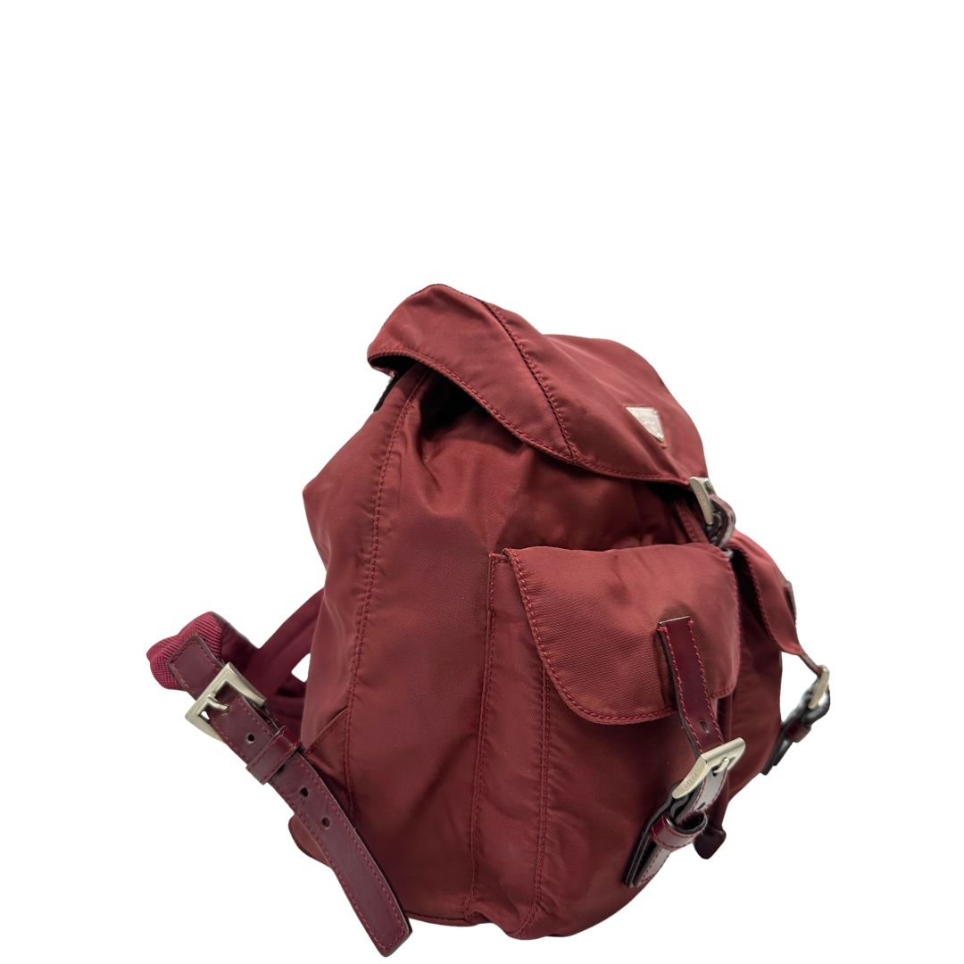 Lato destro, Leggero zaino Prada in tessuto nylon bordeaux e finiture in pelle tono su tono. Originale, usato, di lusso, in ottime condizioni.