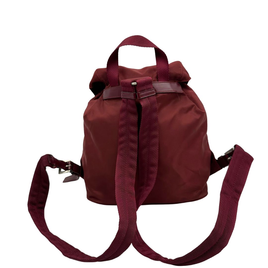 Retro, Leggero zaino Prada in tessuto nylon bordeaux e finiture in pelle tono su tono. Originale, usato, di lusso, in ottime condizioni.