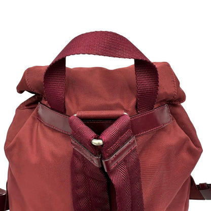 Leggero zaino Prada in tessuto nylon bordeaux e finiture in pelle tono su tono. Originale, usato, di lusso, in ottime condizioni.
