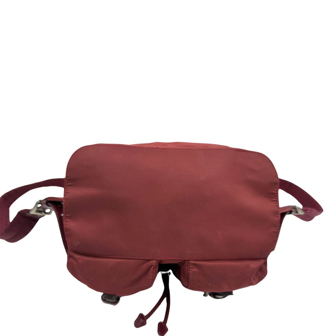 Base, Leggero zaino Prada in tessuto nylon bordeaux e finiture in pelle tono su tono. Originale, usato, di lusso, in ottime condizioni.