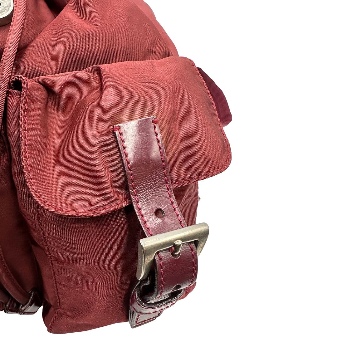 Tasca esterna, Leggero zaino Prada in tessuto nylon bordeaux e finiture in pelle tono su tono. Originale, usato, di lusso, in ottime condizioni.