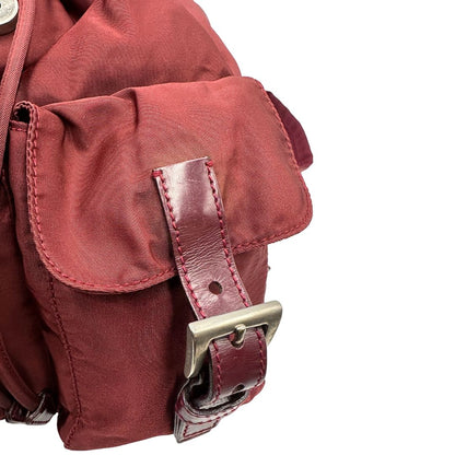 Tasca esterna, Leggero zaino Prada in tessuto nylon bordeaux e finiture in pelle tono su tono. Originale, usato, di lusso, in ottime condizioni.