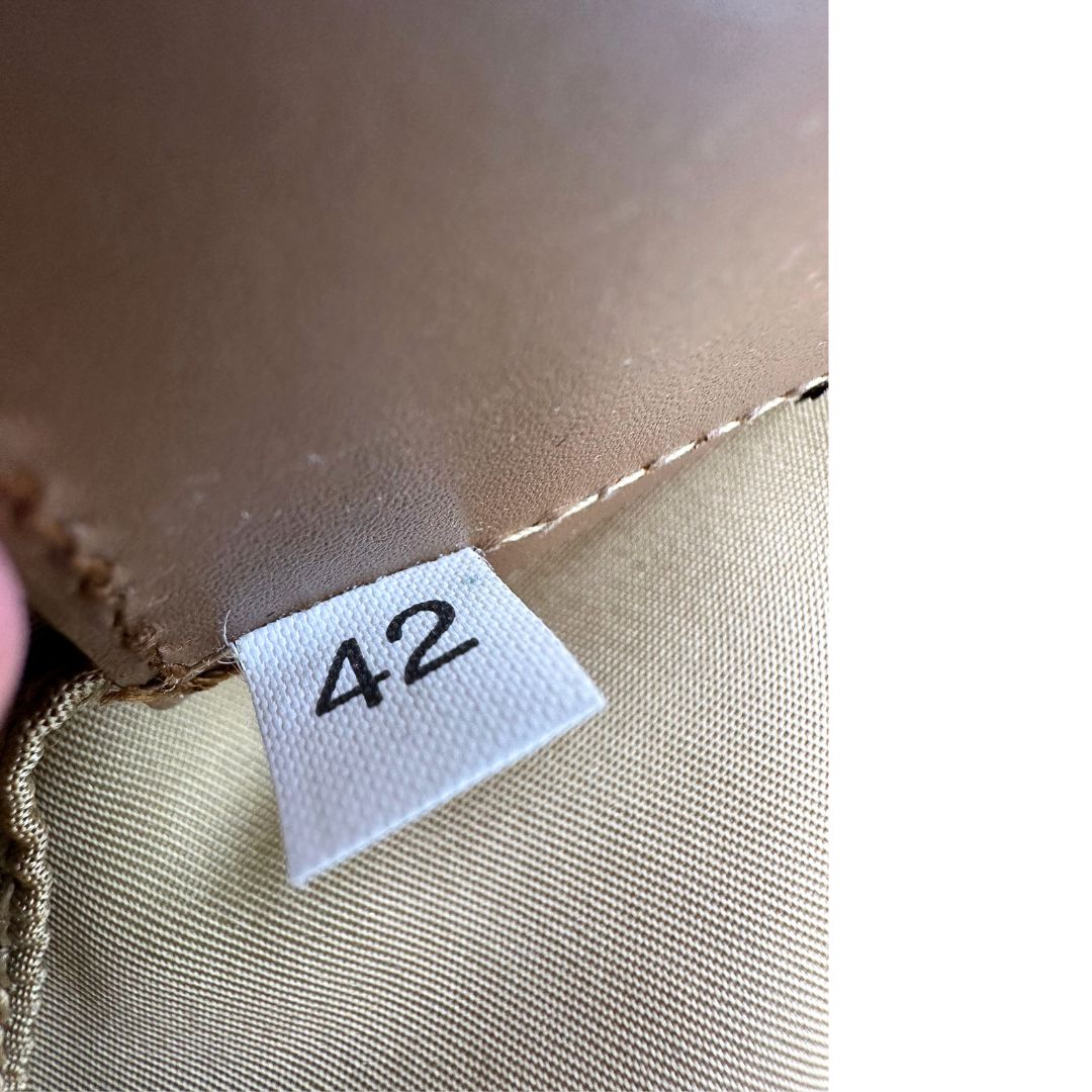 Codice, Pochette Prada in tessuto nylon verde oliva e hardware argentato. Originale, usata, di lusso, in buone condizioni.