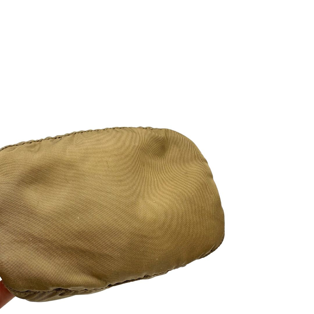 Base, Pochette Prada in tessuto nylon verde oliva e hardware argentato. Originale, usata, di lusso, in buone condizioni.