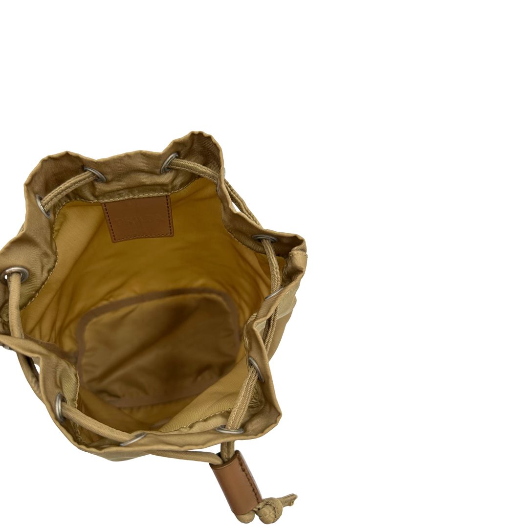 Interno, Pochette Prada in tessuto nylon verde oliva e hardware argentato. Originale, usata, di lusso, in buone condizioni.