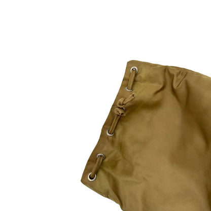 Chiusura, Pochette Prada in tessuto nylon verde oliva e hardware argentato. Originale, usata, di lusso, in buone condizioni.