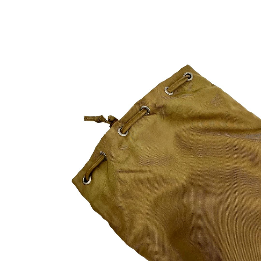 Pochette Prada in tessuto nylon verde oliva e hardware argentato. Originale, usata, di lusso, in buone condizioni.