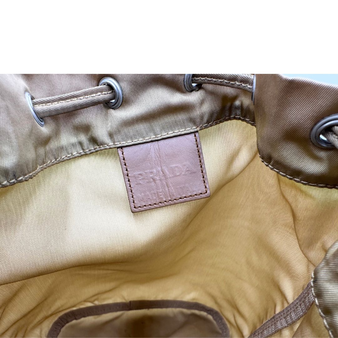 Interno, Pochette Prada in tessuto nylon verde oliva e hardware argentato. Originale, usata, di lusso, in buone condizioni.