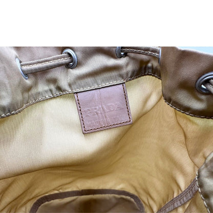 Interno, Pochette Prada in tessuto nylon verde oliva e hardware argentato. Originale, usata, di lusso, in buone condizioni.