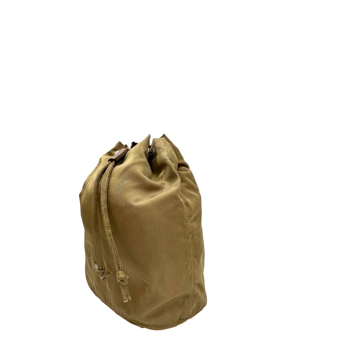 Lato sinistro, Pochette Prada in tessuto nylon verde oliva e hardware argentato. Originale, usata, di lusso, in buone condizioni.