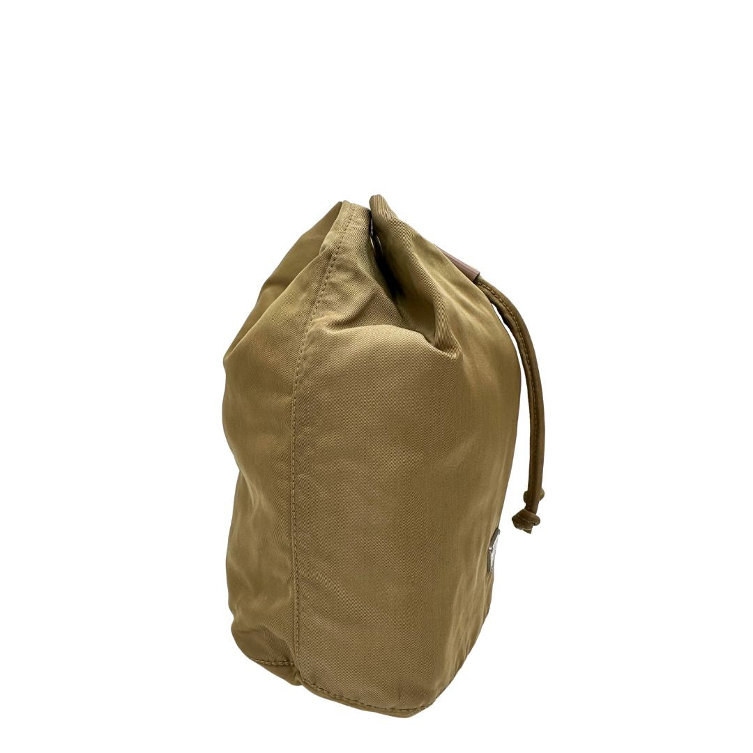 Lato destro, Pochette Prada in tessuto nylon verde oliva e hardware argentato. Originale, usata, di lusso, in buone condizioni.