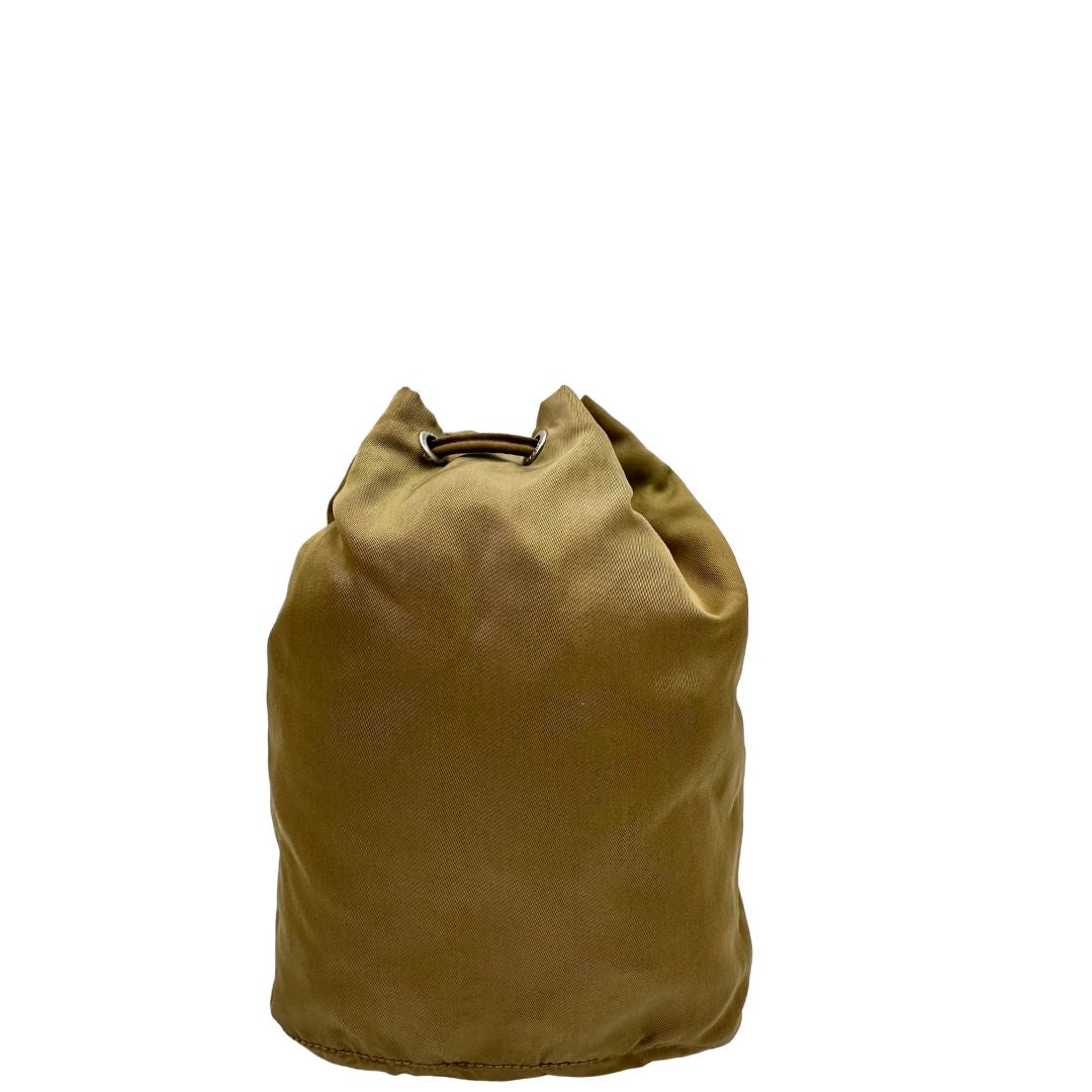 Retro, Pochette Prada in tessuto nylon verde oliva e hardware argentato. Originale, usata, di lusso, in buone condizioni.