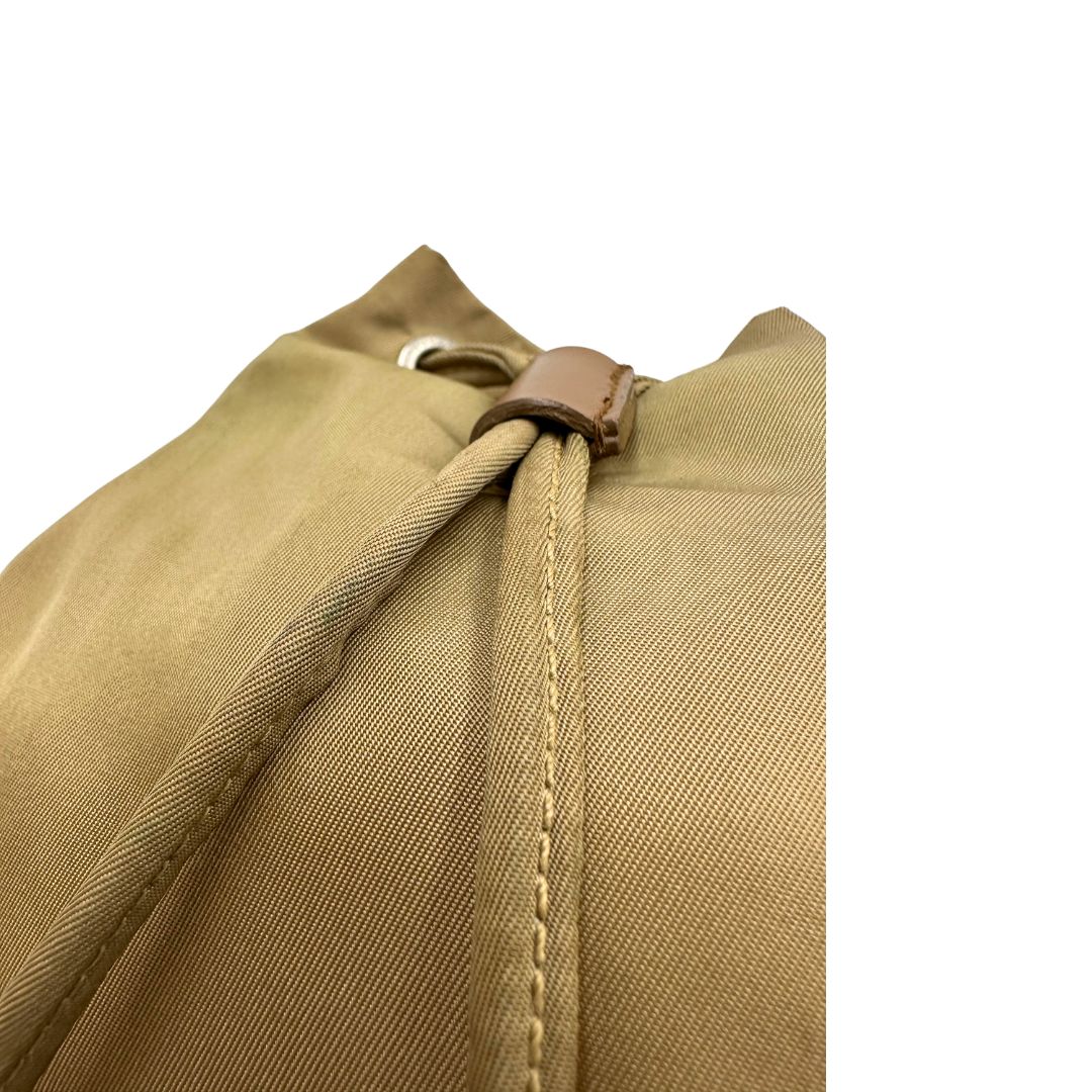 Pochette Prada in tessuto nylon verde oliva e hardware argentato. Originale, usata, di lusso, in buone condizioni.