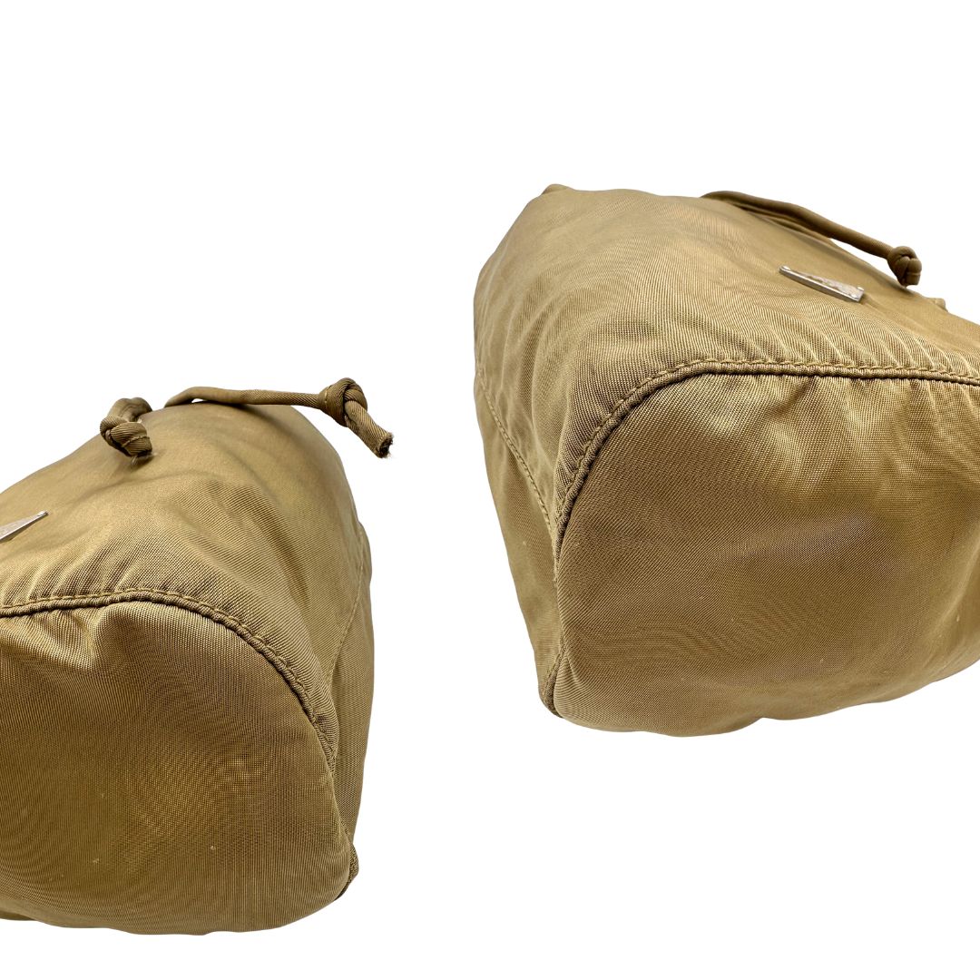 Angoli, Pochette Prada in tessuto nylon verde oliva e hardware argentato. Originale, usata, di lusso, in buone condizioni.