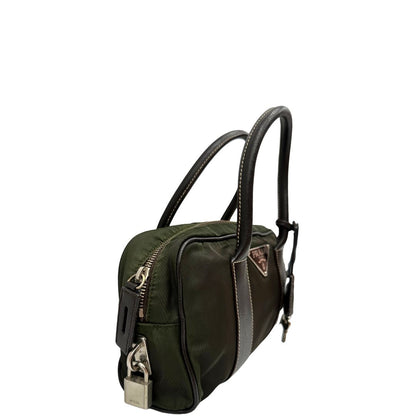 Laterale sinistro di un bauletto Prada in tessuto nylon verde militare e pelle marrone, con dettagli metallici argentati, indossabile a mano.
