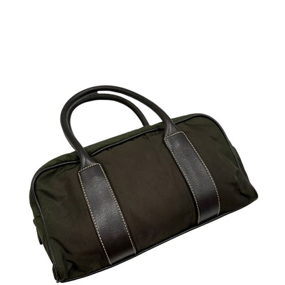 Aloni di un bauletto Prada in tessuto nylon verde militare e pelle marrone, con dettagli metallici argentati, indossabile a mano.