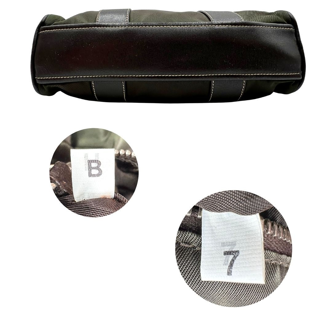 Base e codici di un bauletto Prada in tessuto nylon verde militare e pelle marrone, con dettagli metallici argentati, indossabile a mano.