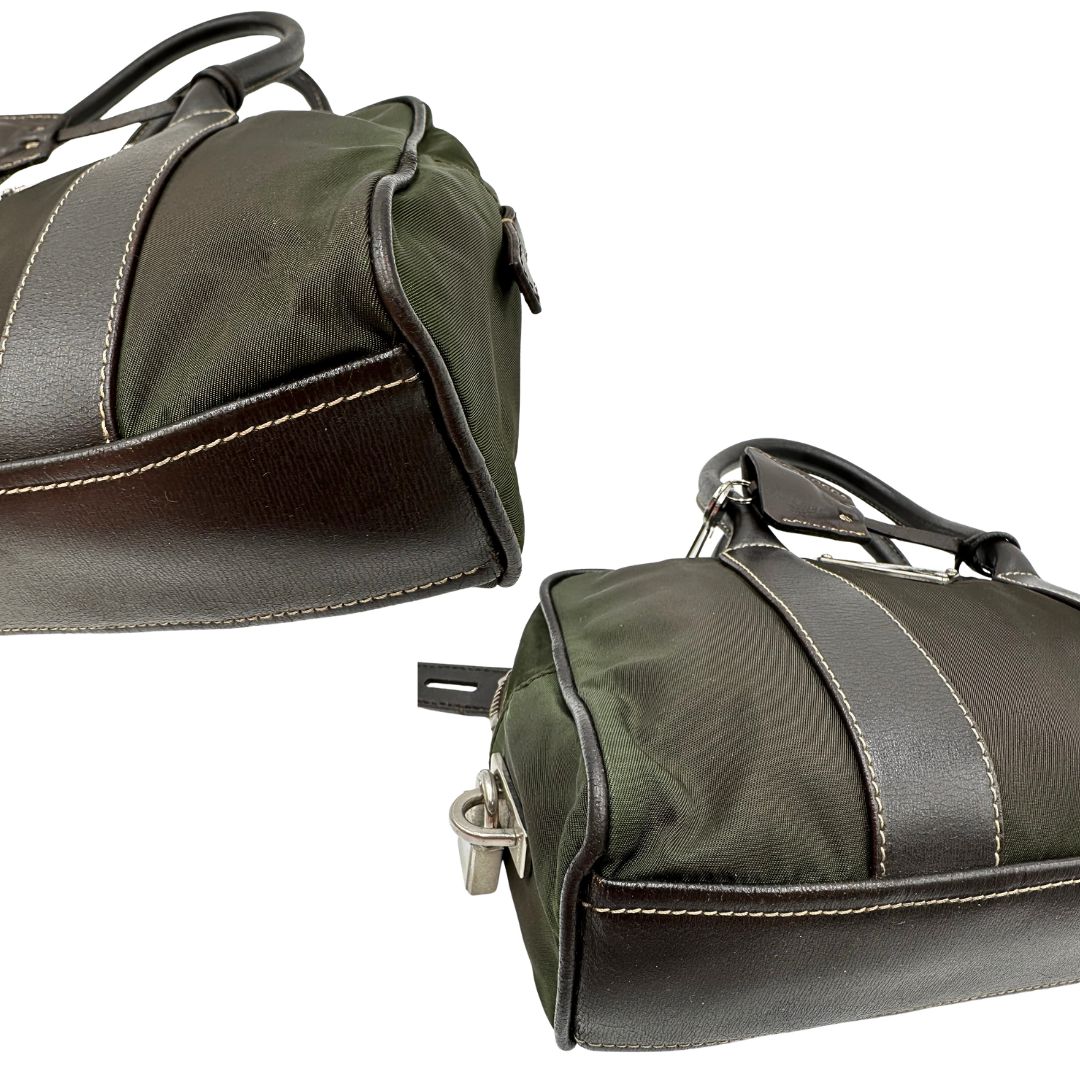 Angoli di un bauletto Prada in tessuto nylon verde militare e pelle marrone, con dettagli metallici argentati, indossabile a mano.