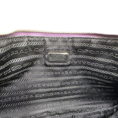 Interno di una borsa Prada in nylon viola, indossabile a spalla, usata, originale, second hand, in ottime condizioni.