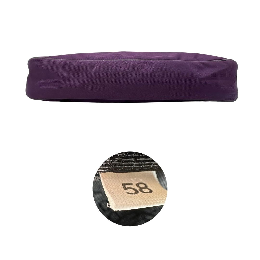 Base e codice di una borsa Prada in nylon viola, indossabile a spalla, usata, originale, second hand, in ottime condizioni.