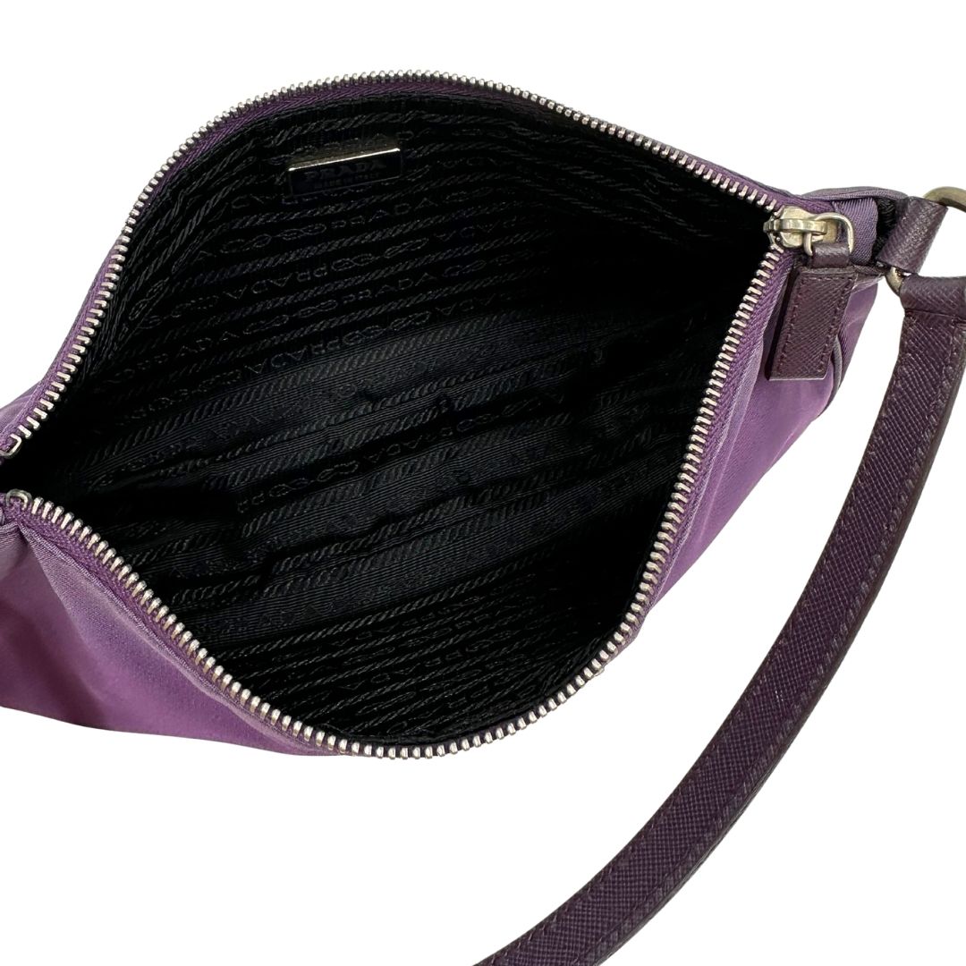 Interno di una borsa Prada in nylon viola, indossabile a spalla, usata, originale, second hand, in ottime condizioni.