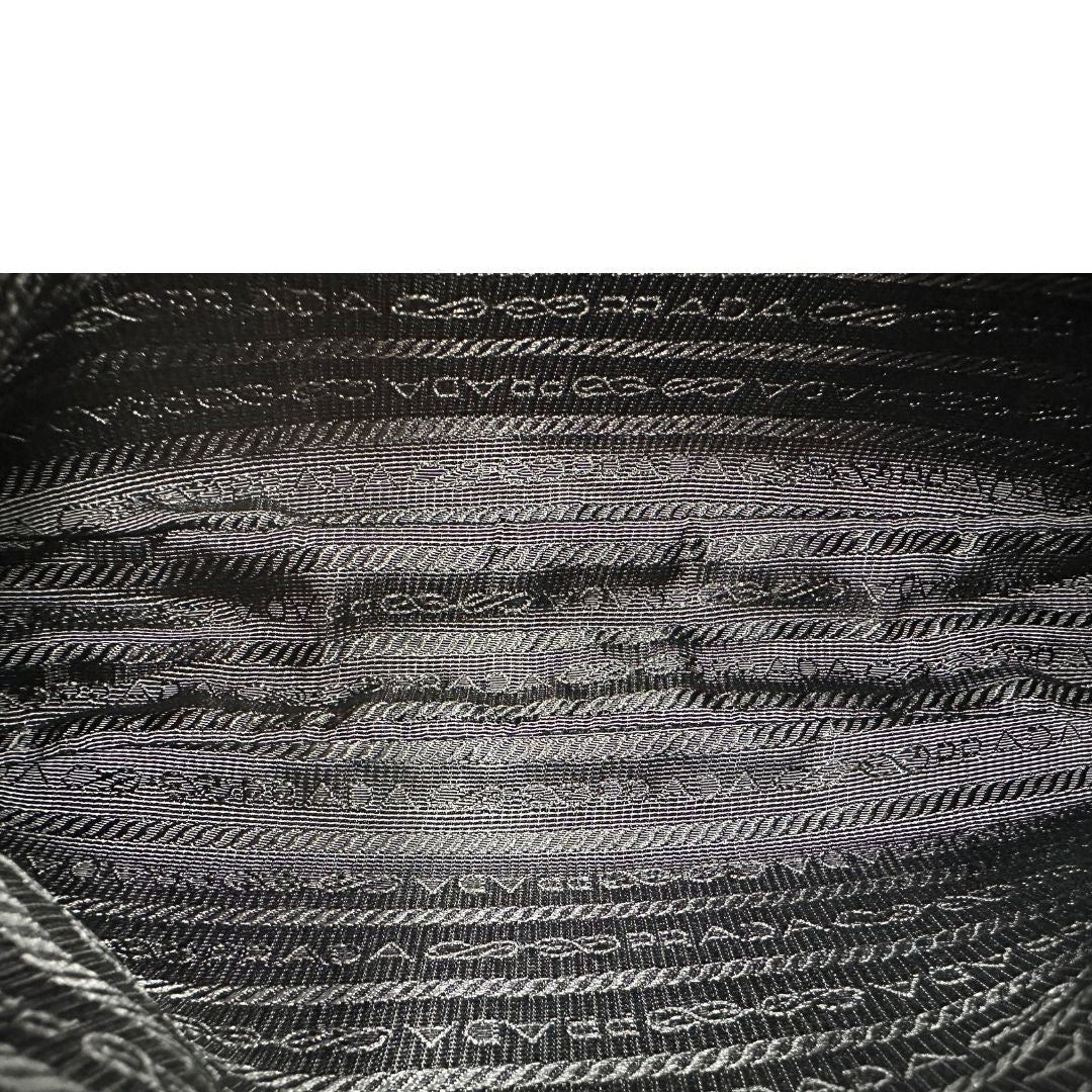 Interno di una borsa Prada in nylon viola, indossabile a spalla, usata, originale, second hand, in ottime condizioni.