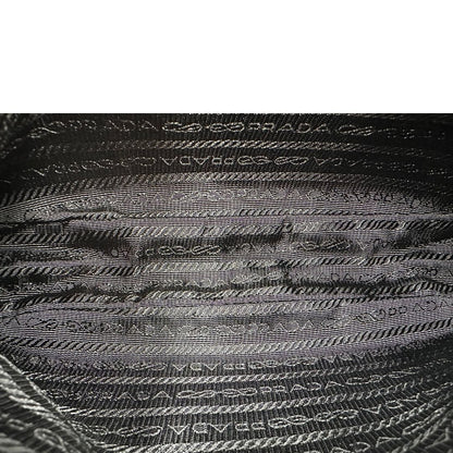 Interno di una borsa Prada in nylon viola, indossabile a spalla, usata, originale, second hand, in ottime condizioni.