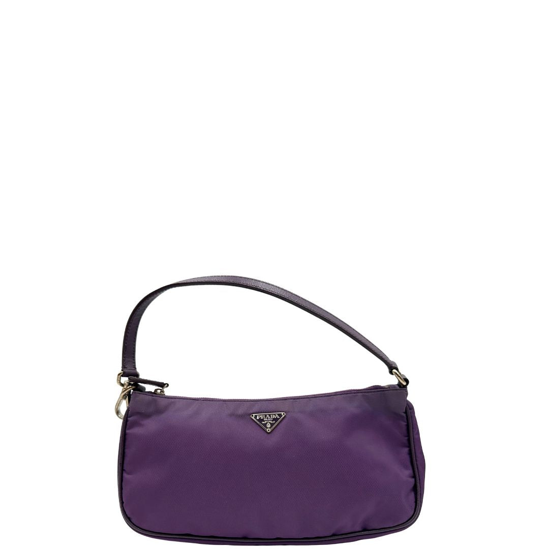 Front di una borsa Prada in nylon viola, indossabile a spalla, usata, originale, second hand, in ottime condizioni.