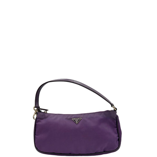 Front di una borsa Prada in nylon viola, indossabile a spalla, usata, originale, second hand, in ottime condizioni.