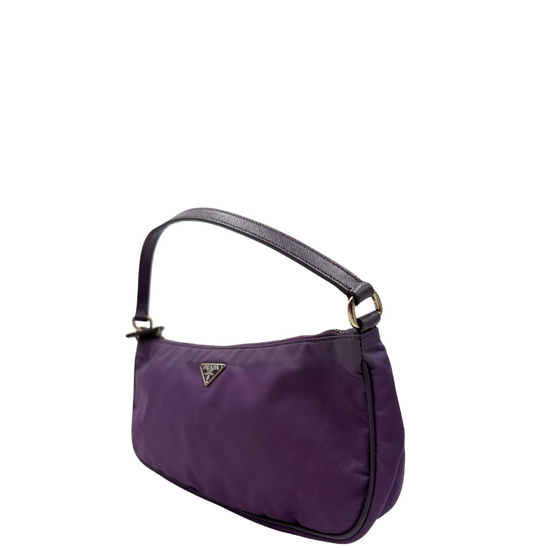 Laterale destro di una borsa Prada in nylon viola, indossabile a spalla, usata, originale, second hand, in ottime condizioni.
