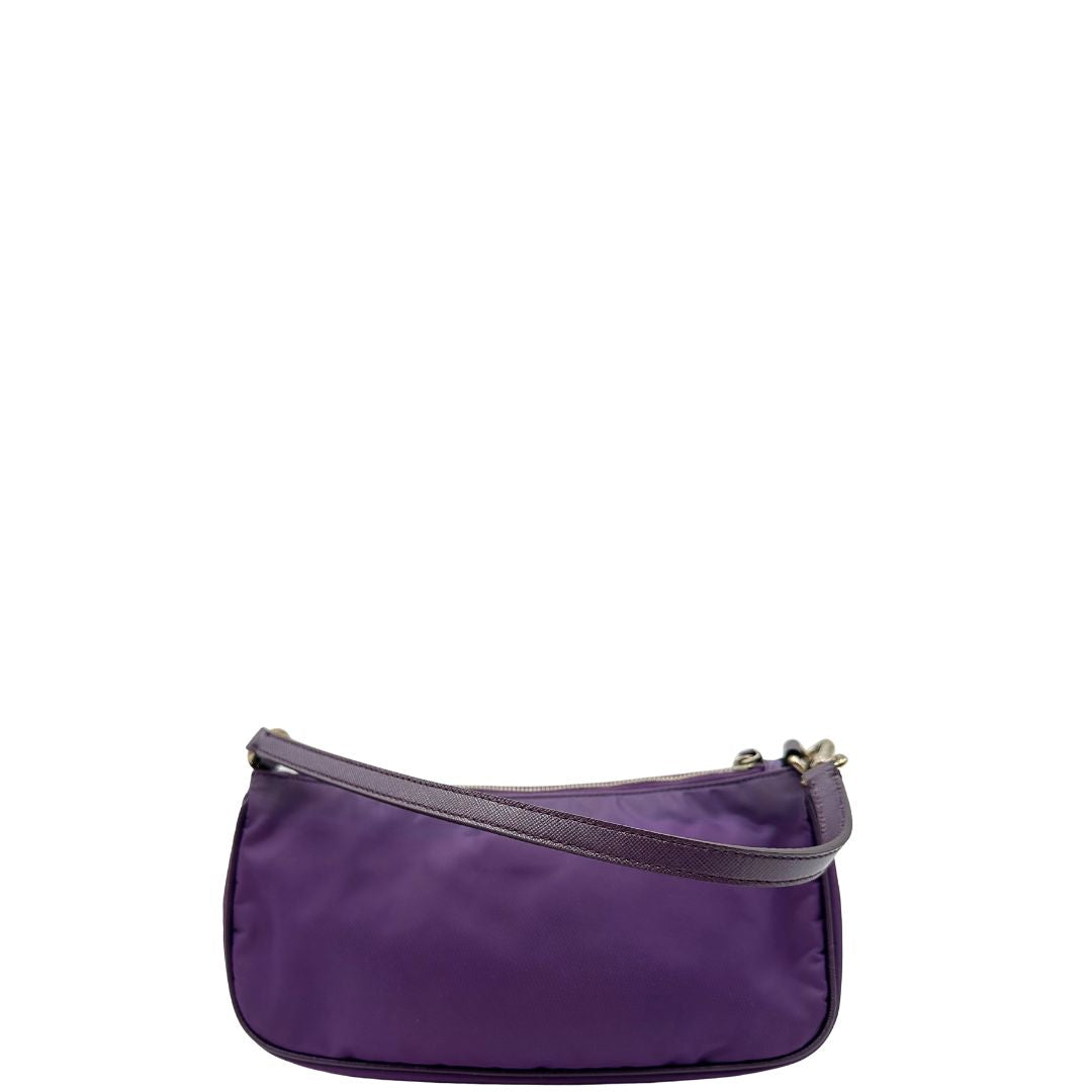 Retro di una borsa Prada in nylon viola, indossabile a spalla, usata, originale, second hand, in ottime condizioni.