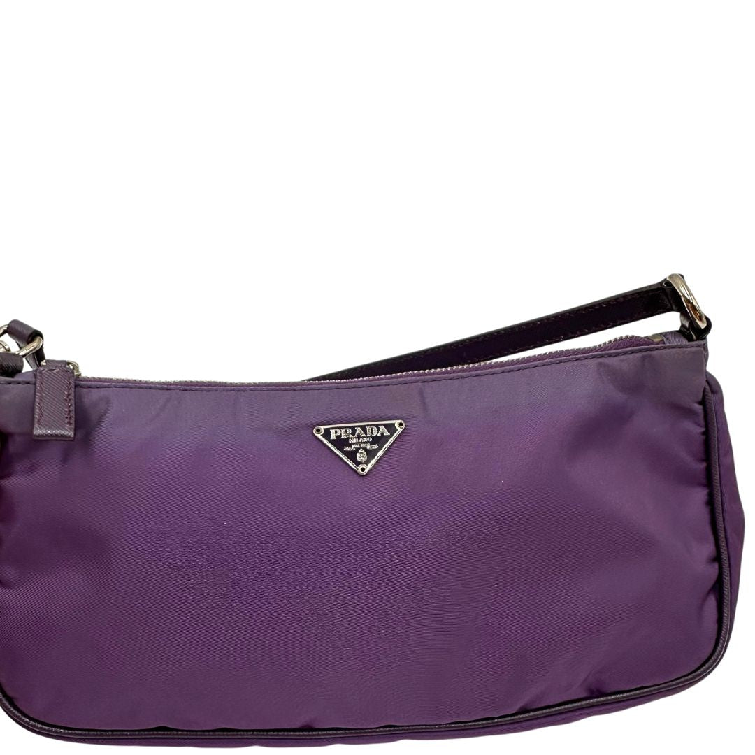 Aloni di una borsa Prada in nylon viola, indossabile a spalla, usata, originale, second hand, in ottime condizioni.