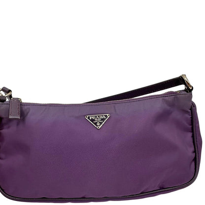 Aloni di una borsa Prada in nylon viola, indossabile a spalla, usata, originale, second hand, in ottime condizioni.