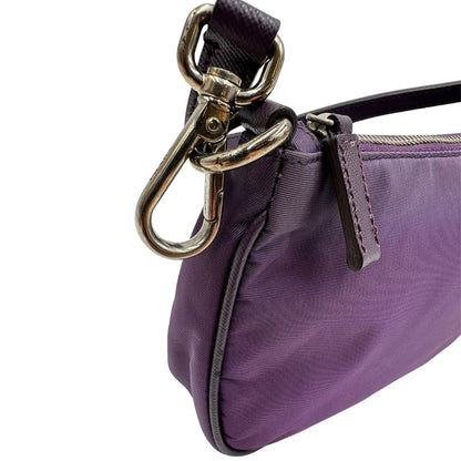 Moschettone di una borsa Prada in nylon viola, indossabile a spalla, usata, originale, second hand, in ottime condizioni.