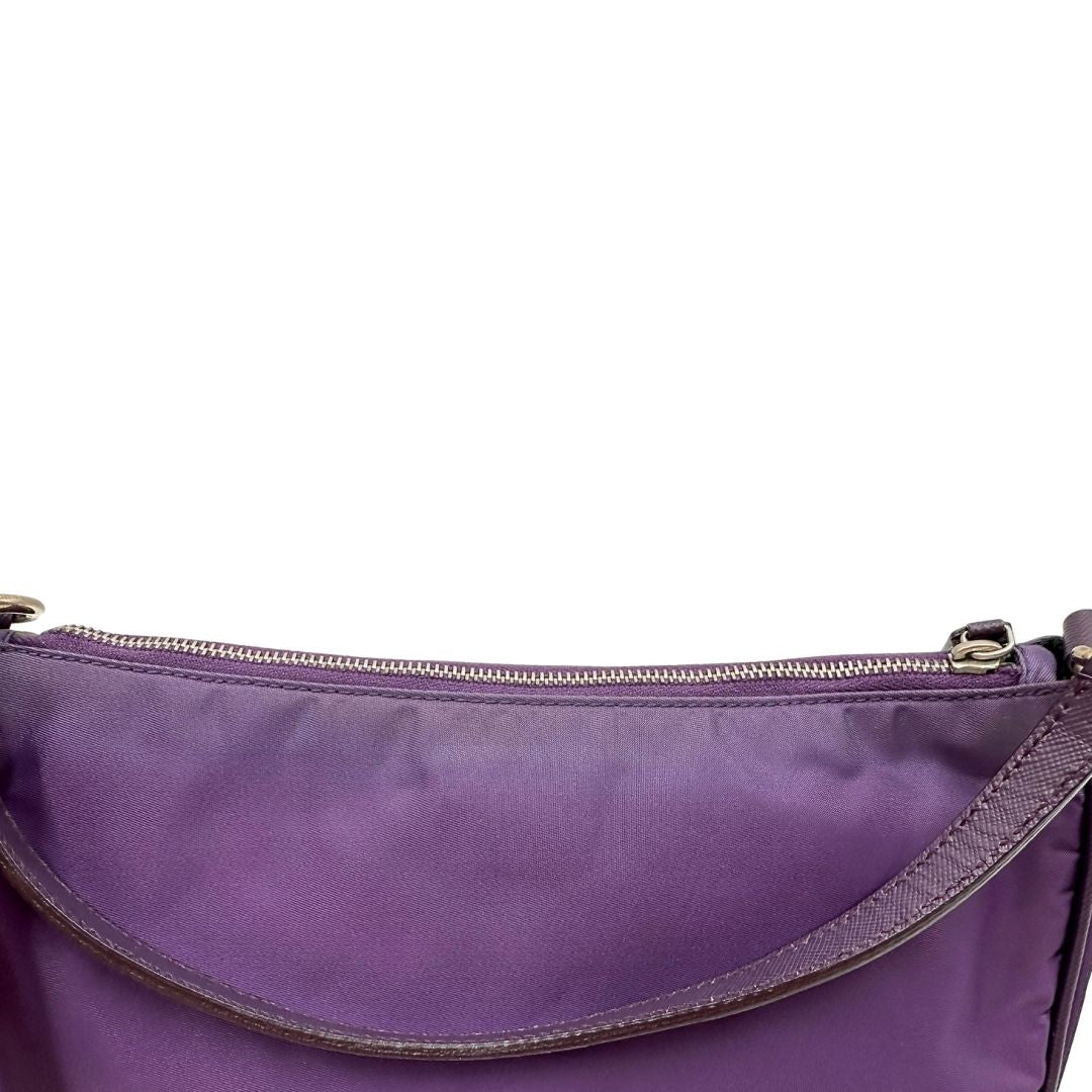 Aloni di una borsa Prada in nylon viola, indossabile a spalla, usata, originale, second hand, in ottime condizioni.