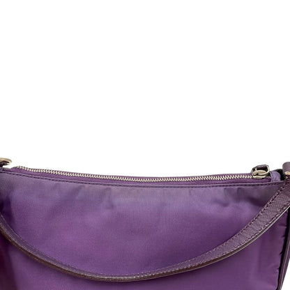 Aloni di una borsa Prada in nylon viola, indossabile a spalla, usata, originale, second hand, in ottime condizioni.