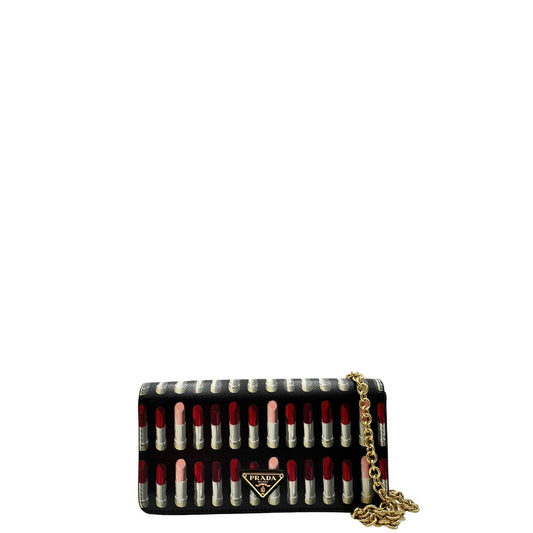 Front di un Prada WOC in pelle saffiano nera, decorato con una vivace stampa di rossetti. Indossabile a tracolla oppure a mano, usato, originale, second hand, in ottime condizioni.