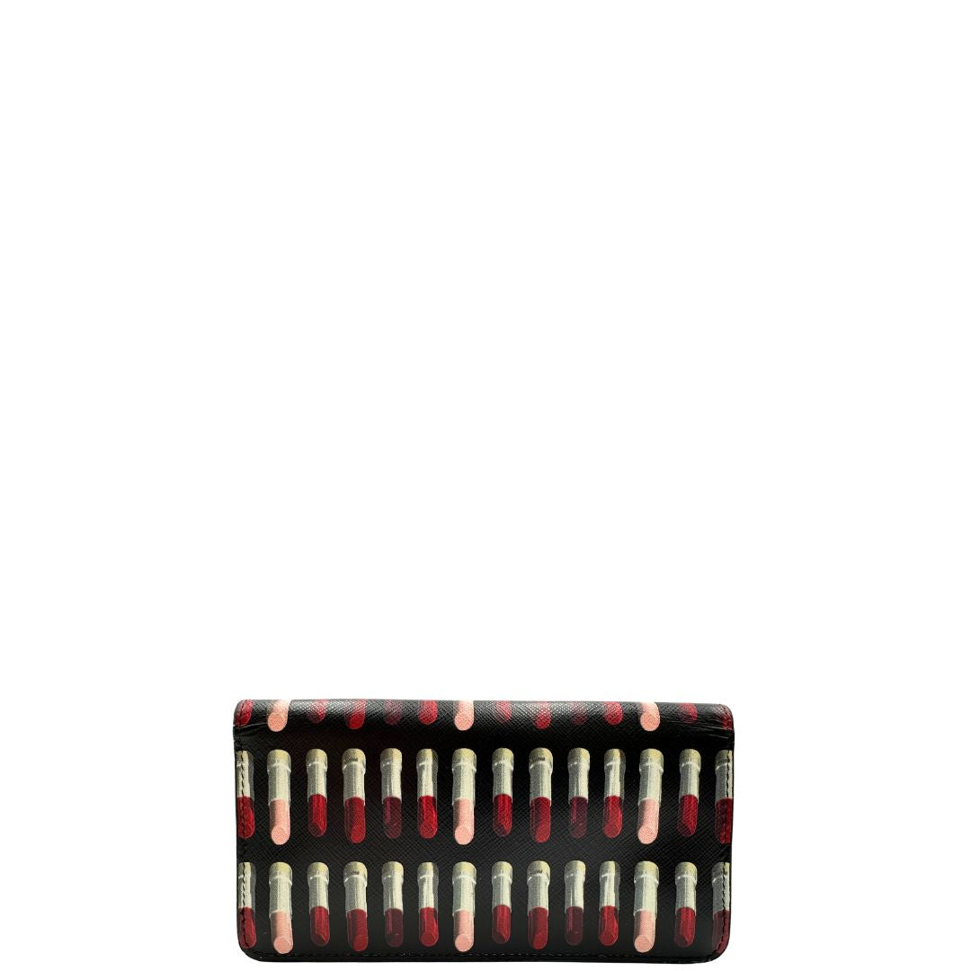 Retro di un Prada WOC in pelle saffiano nera, decorato con una vivace stampa di rossetti. Indossabile a tracolla oppure a mano, usato, originale, second hand, in ottime condizioni.