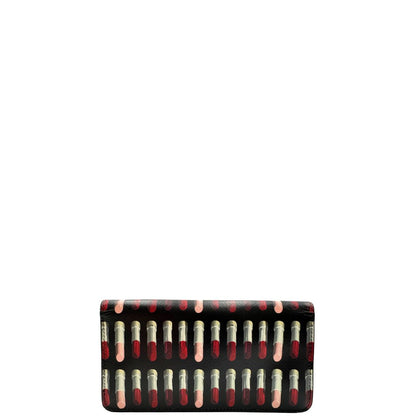 Retro di un Prada WOC in pelle saffiano nera, decorato con una vivace stampa di rossetti. Indossabile a tracolla oppure a mano, usato, originale, second hand, in ottime condizioni.