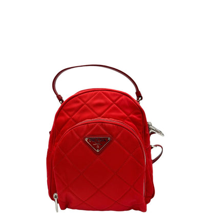 Front di uno zaino Prada in tessuto sintetico rosso e finiture in pelle tono su tono, usato, originale, second hand, in ottime condizioni.